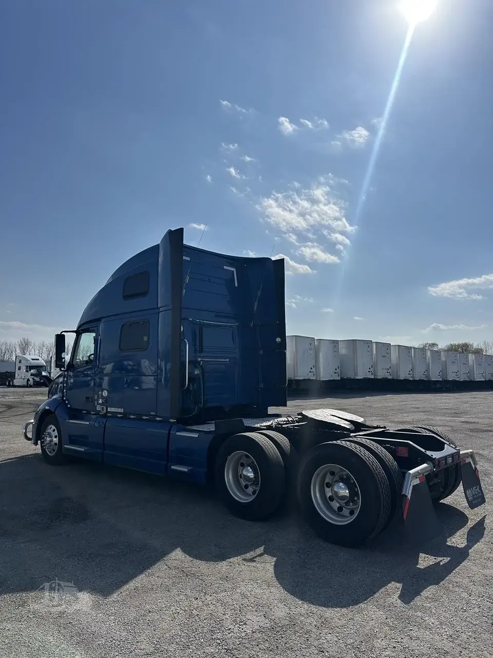 2022 Volvo VNL64T860