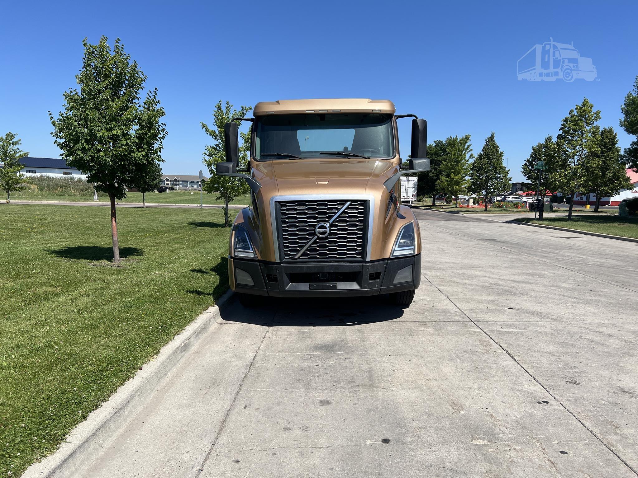 2022 Volvo VNL64T300