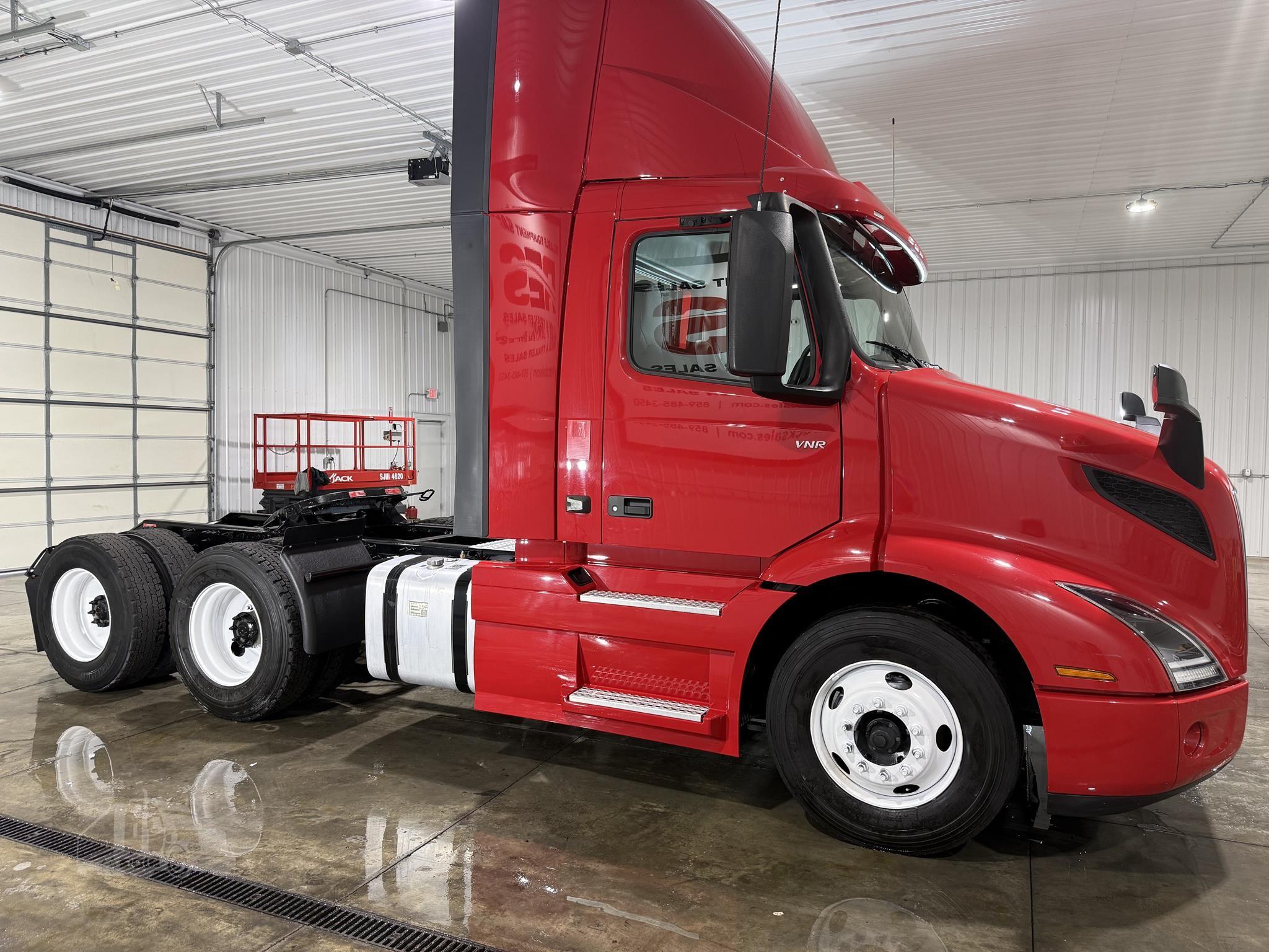 2022 Volvo VNR64T300