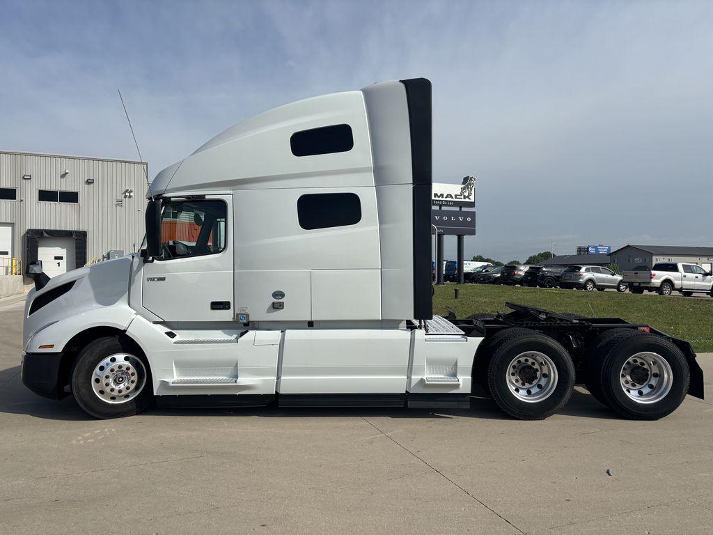 2019 Volvo VNL64T760 — Exterior